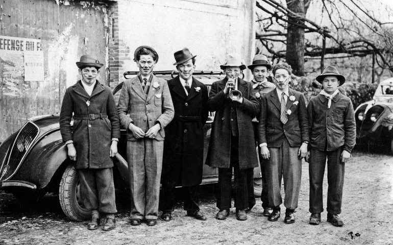 La Baume d'Hostun.- Jeunes hommes déguisés pour le carnaval.