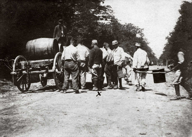 Forêt de la Reine. - Corvée d'eau aux baraquements.