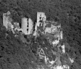 Vue aérienne des vestiges du château.