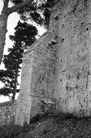 Puygiron.- La façade et contrefort nord de la chapelle Saint-Bonnet.