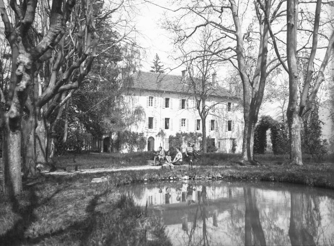 Charols, château de Salettes. - Marie-Thérèse Champin, Françoise Champin, Marthe de Courtois, assises, et Jacques Champin, debout, au bord du bassin.
