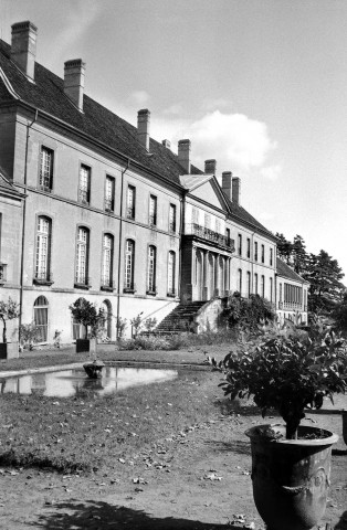 Triors.- Château du Bouchage construit par la famille de Lionne au XVIIe siècle. Monastère Notre-Dame de Fontgombault depuis 1984.