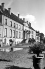 Triors.- Château du Bouchage construit par la famille de Lionne au XVIIe siècle. Monastère Notre-Dame de Fontgombault depuis 1984.