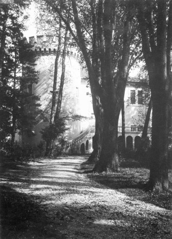 Charols, château de Salettes. - La grosse tour.