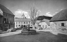 Lus-la-Croix-Haute. - La fontaine place de la mairie.