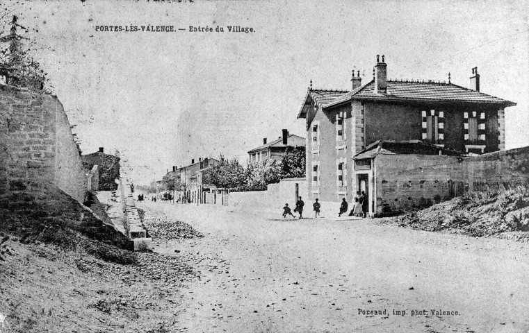 Portes-lès-Valence.- Les platanes plantés en 1910, sur l'actuelle rue Jean Jaurès.