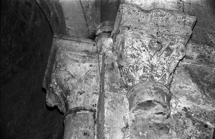 La Baume-de-Transit.- Chapiteaux du chœur de l'église Sainte-Croix.