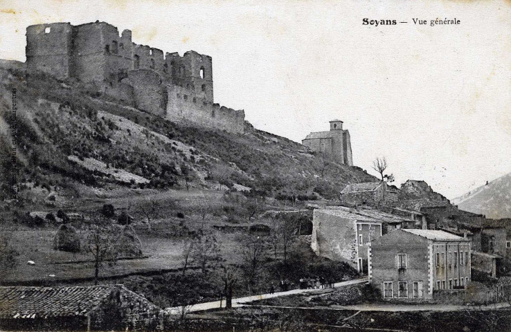 Soyans.- Vue générale du village et du château.