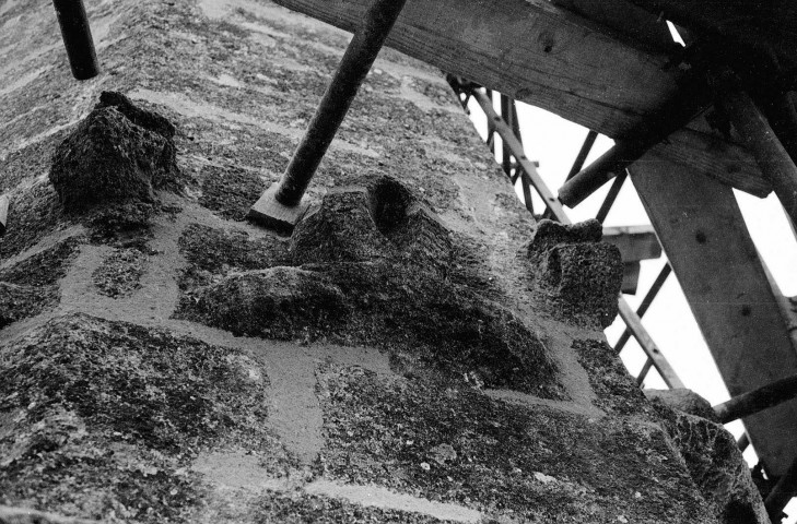 Grâne.- Travaux suite à un coup de foudre sur le beffroi.