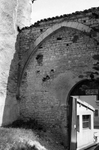 Sainte-Croix. - Le porche de l'ancien prieuré.