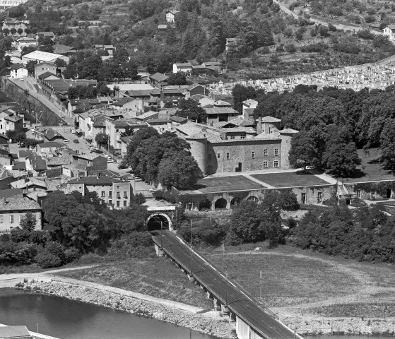 Vue aérienne d'une partie de la ville et du château.