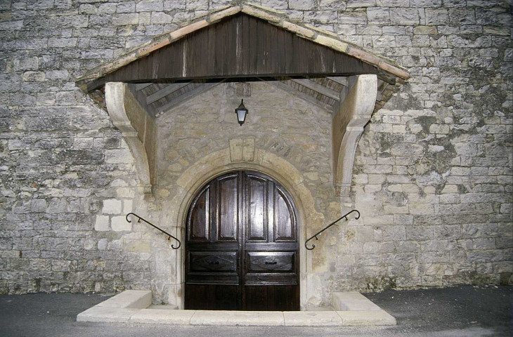 Sauzet.- Le porche de l'église Saint-Lambert.