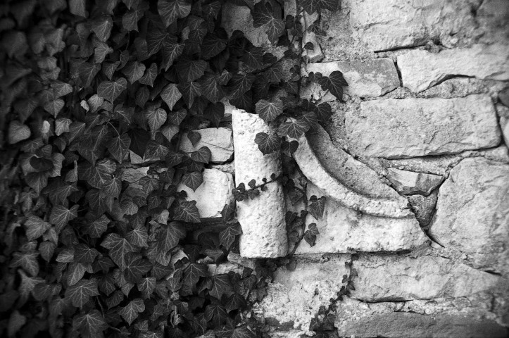 Suze-sur-Crest.- Détail de réemploi en façade arrière de la chapelle Chosséon.