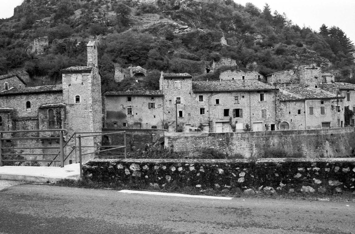 Pontaix.- Vue du village au nord du temple.