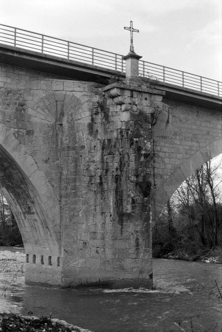 Charols. - Le pont (XVe s.) sur le Roubion.