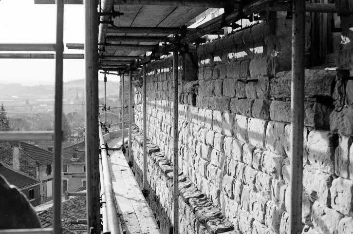 Saint-Donat-sur-l'Herbasse.- État des pavements de la façade sud du Palais Delphinal, avant restauration.