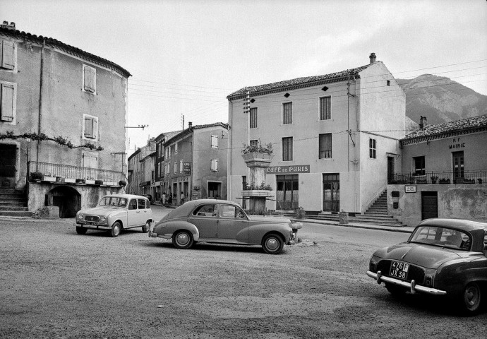 Luc-en-Diois. - Place de la fontaine