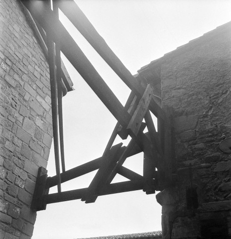 Saint-Donat-sur-l'Herbasse. - Étaiement des murs du cloître de la collégiale.