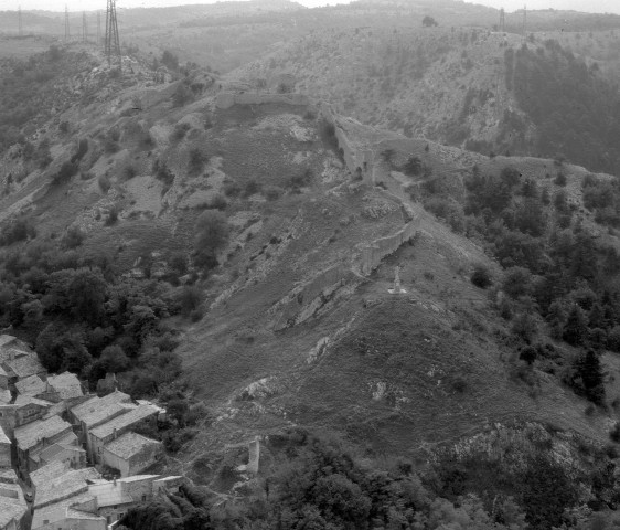 Vue aérienne d'une partie du village et des remparts.