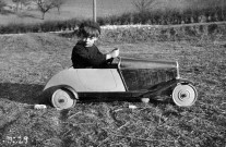 Crupies.- Enfant jouant avec une voiture à pédale.