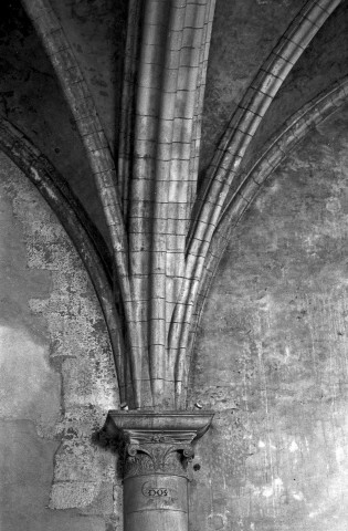 Grignan. - Détail de chapiteau et nervures de la collégiale Saint-Sauveur.