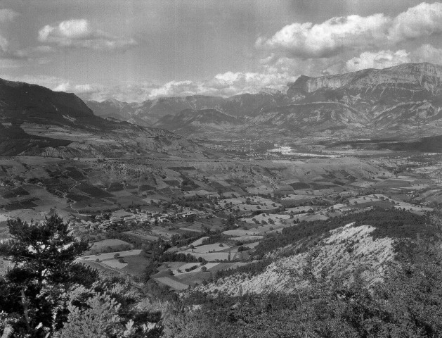 Barnave.- Vue aérienne du village et des alentours