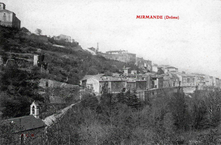 Vue du village et de la chapelle Sainte-Lucie.