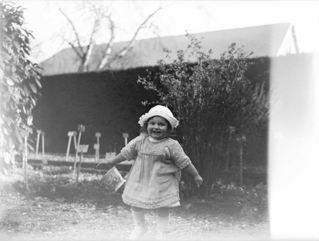Grenoble (Isère). - Marie-Thérèse, un saut à la main, au jardin des plantes.