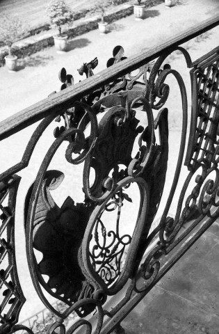 Triors.- Détail du balcon de la façade sud du château.