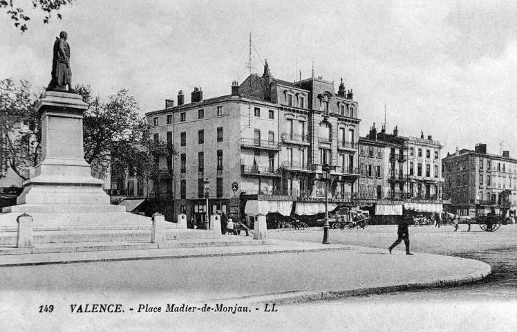 Valence.- La statue de Montalivet installée en septembre 1895, sur l'actuelle place du général Leclerc.