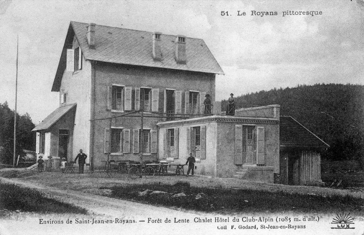 Le chalet du Club Alpin de la forêt de Lente.