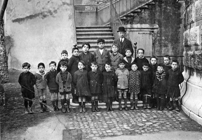 Valence.- Les élèves de l'école primaire, rue de la cathédrale et leur maître Monsieur Morel.