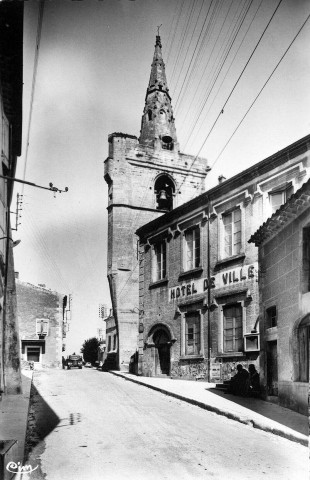 Le clocher et la mairie.