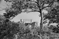 Grignan. - Vue du château et du village, côté sud.