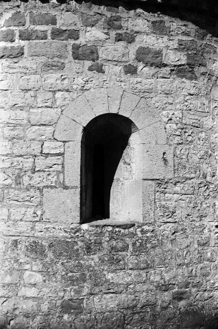 Rochebaudin. - Fenêtre de l'abside de la chapelle du cimetière.