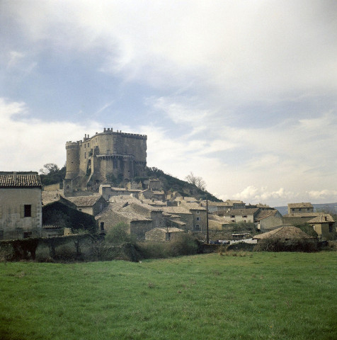 Suze-la-Rousse.- Le château.