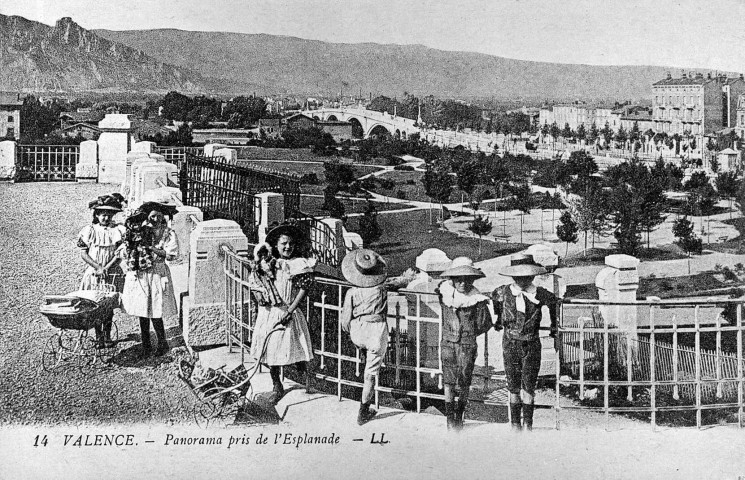 Valence.- Enfants sur l'esplanade du Champ de Mars.