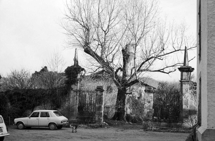 Peyrins.- Le portail nord du château de Sallmard.