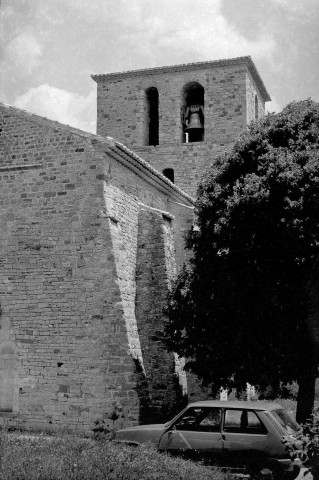 Sainte-Jalle. - L'angle sud-ouest de la façade occidentale de l'église Notre-Dame de Beauvert.