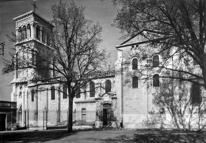 Valence.- La cathédrale Saint-Appolinaire vue de la place des Ormeaux.