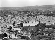 Vue aérienne de la ville, au centre le château des Adhémar.