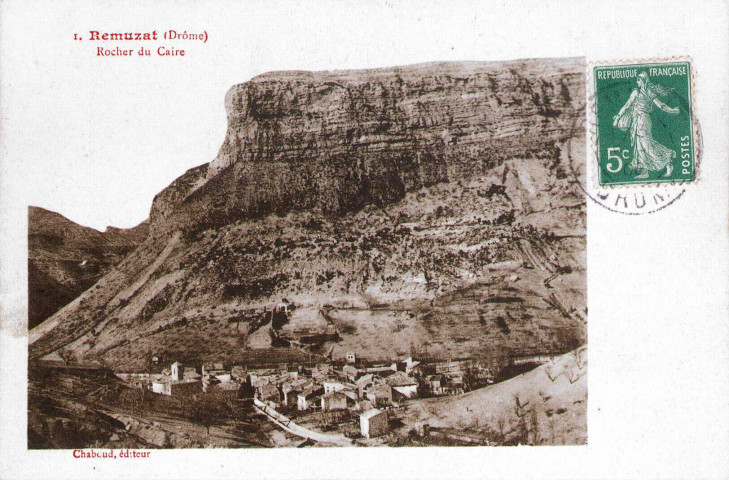 Vue générale du village et le rocher du Caire.