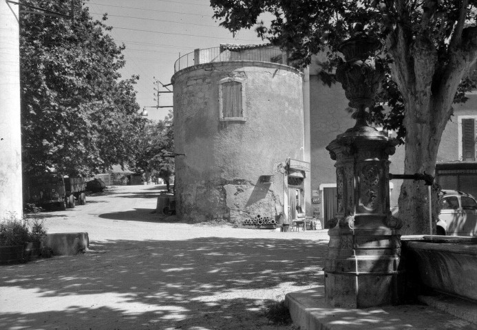 Tulette.- Vestiges des remparts place du Cours.