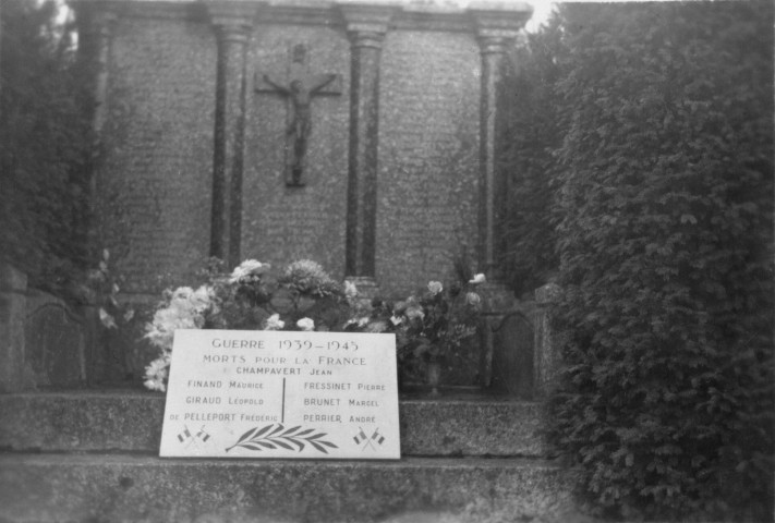 Non numéroté. Lieu : Saint-Barthélémy-de-Vals, monument aux morts 1914-1918 situé dans le cimetière, devancé par une plaque commémorative de la guerre 1939-1945.