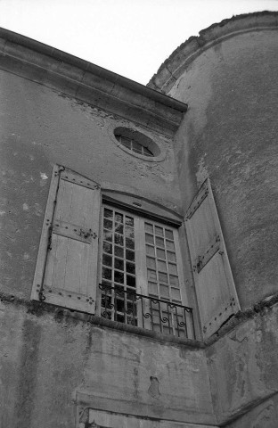 Châteaudouble.- Fenêtre de la façade ouest du château.