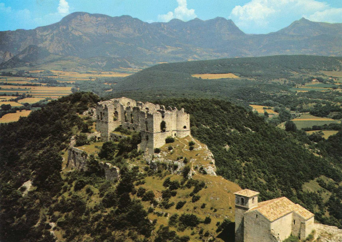 Soyans.- Vue aérienne des vestiges du château et de l'église.