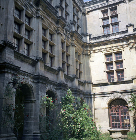 Suze-la-Rousse.- La cour intérieure du château.