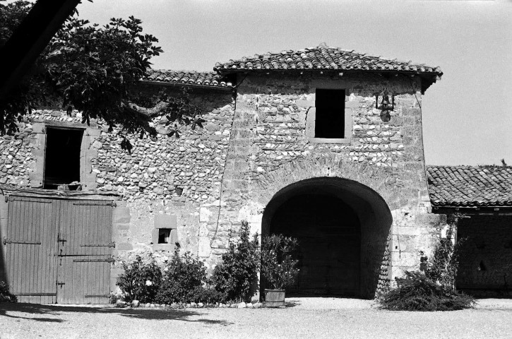 Bésayes. - La poterne d'entrée nord du domaine des Thévenins.