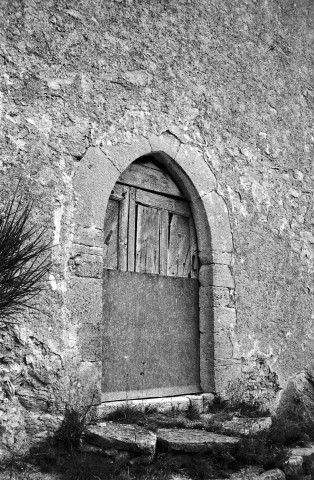 Bénivay-Ollon.- Le porche de la chapelle Saint-Jean d'Ollon.