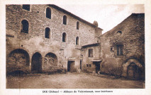 La cour intérieure de l'abbaye de Valcroissant.